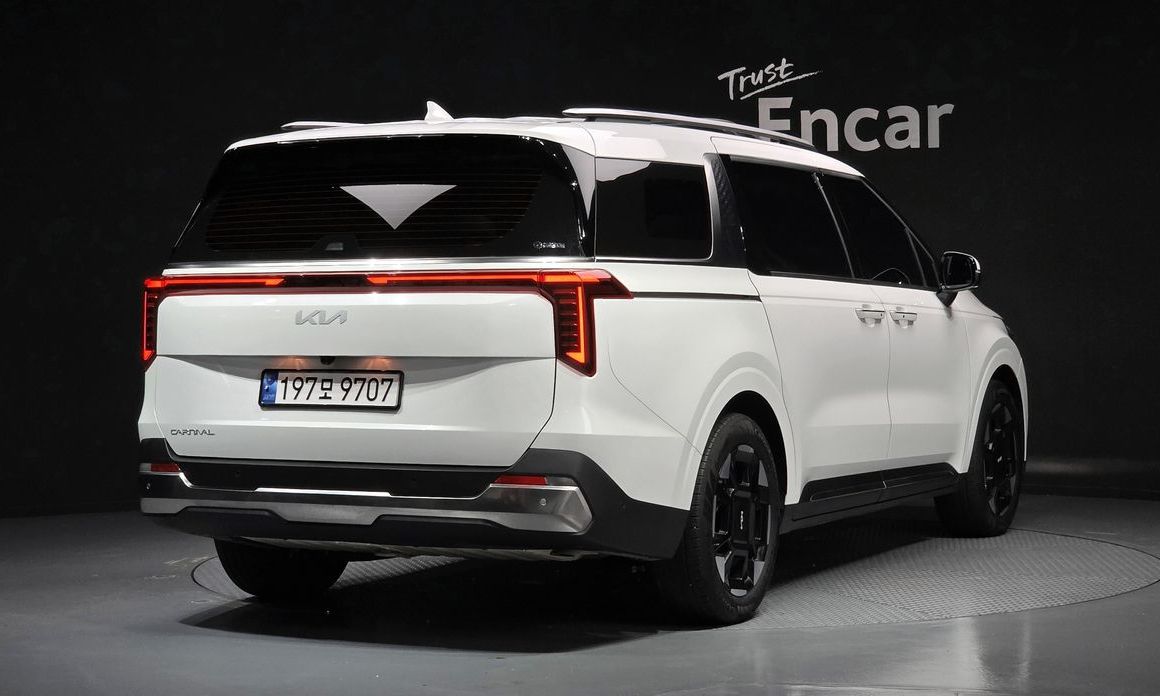 Kia Carnival 9-Seater Signature, 2024