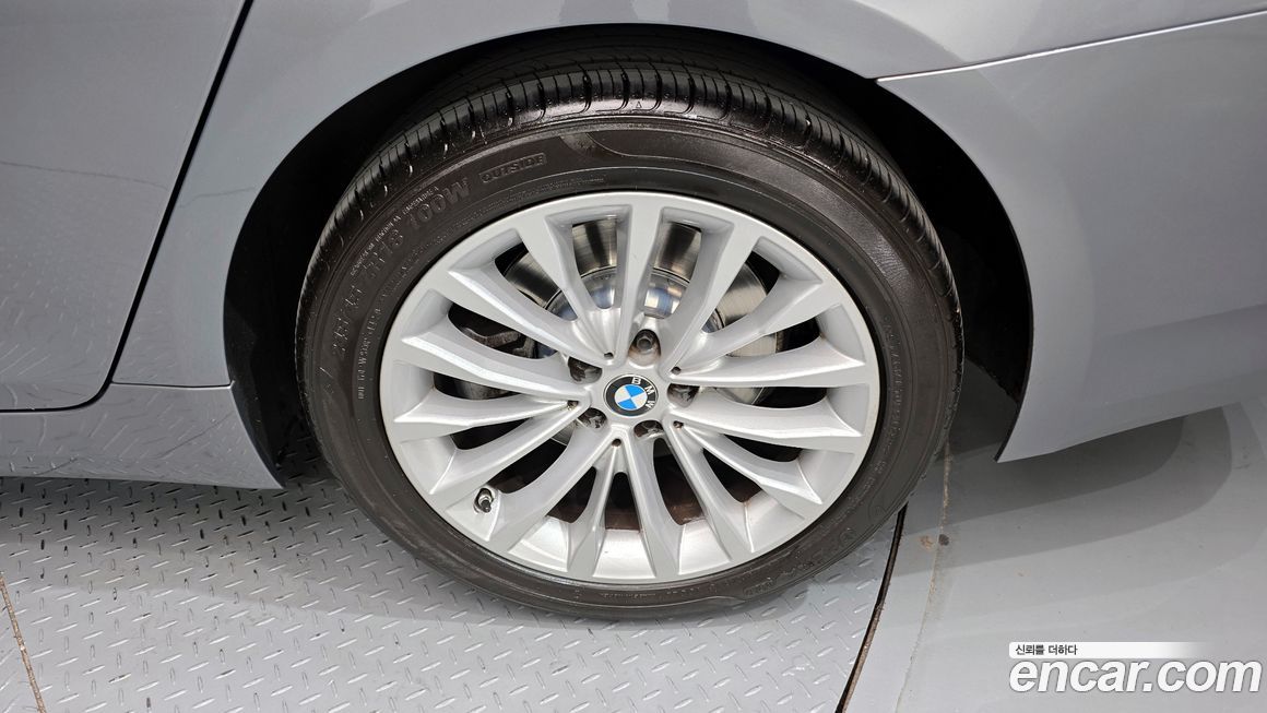 BMW 5-Series 520i Luxury, 2023