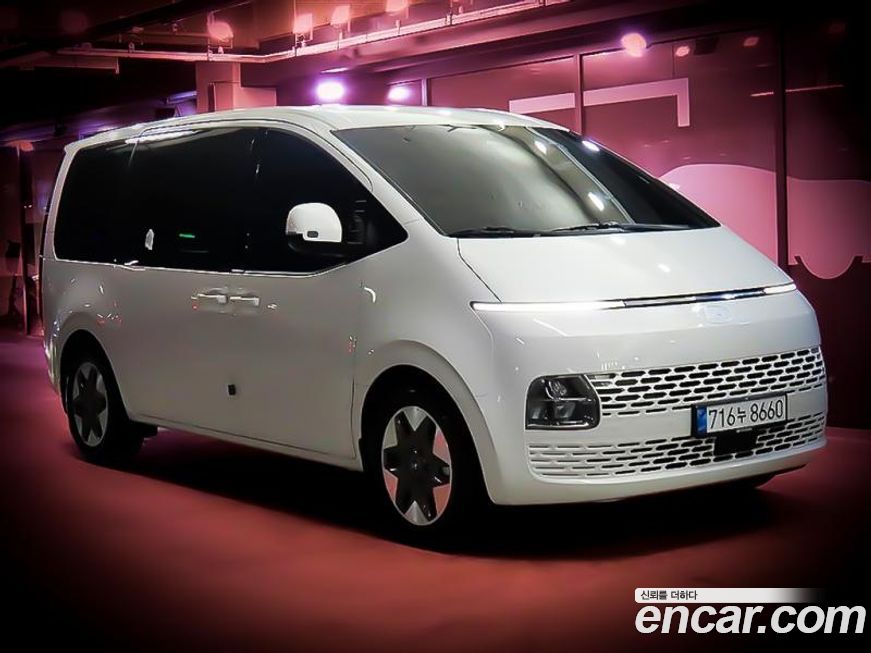 Hyundai Staria 4WD Tourer 11-Seater, 2025