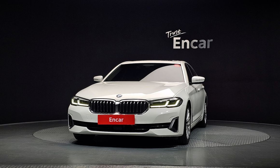 BMW 5-Series 520i Luxury, 2023