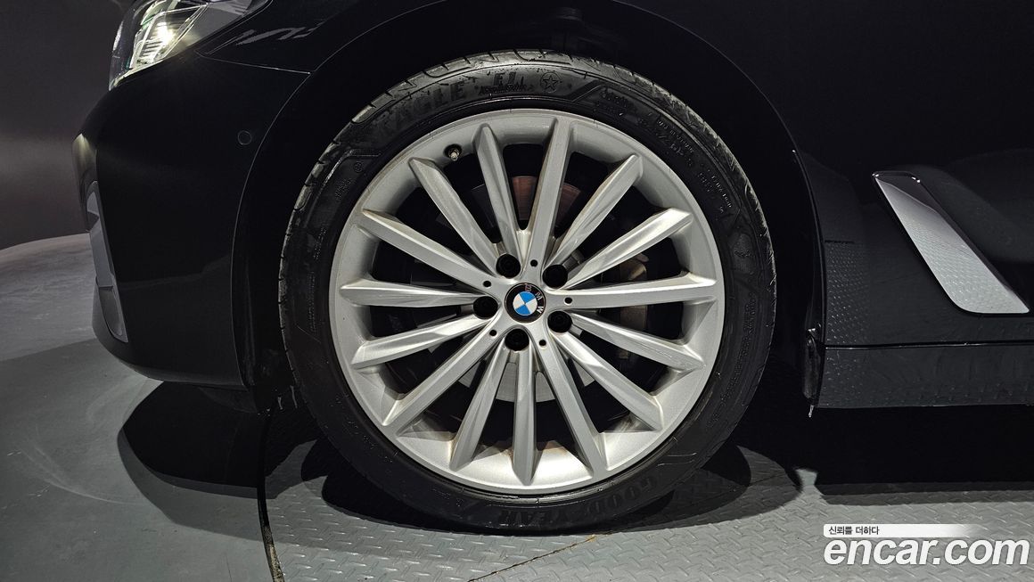 BMW 5-Series 530i Luxury, 2023