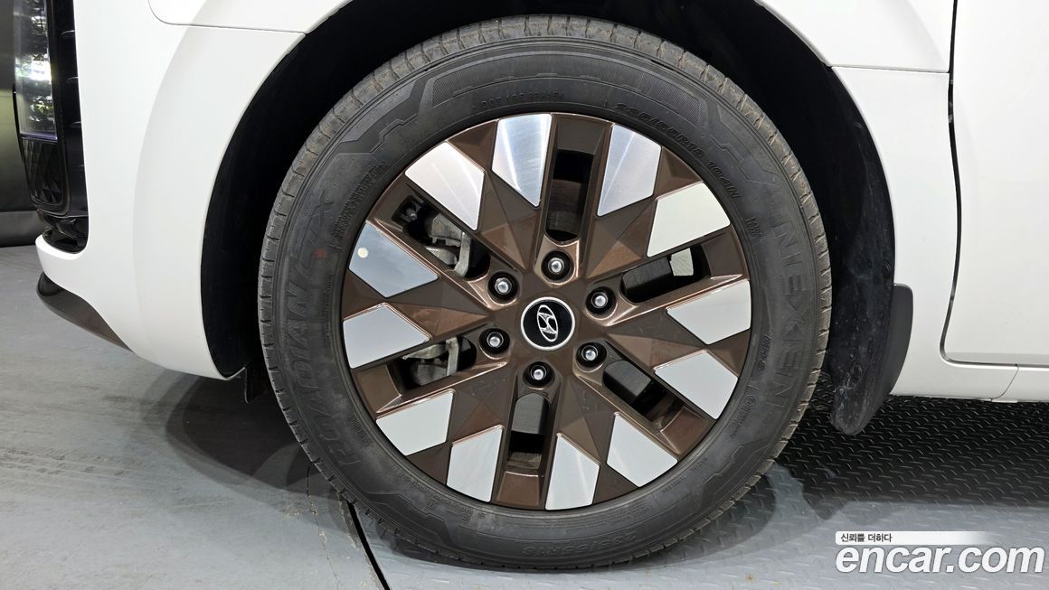 Hyundai Staria 4WD Lounge 7-Seater, 2024