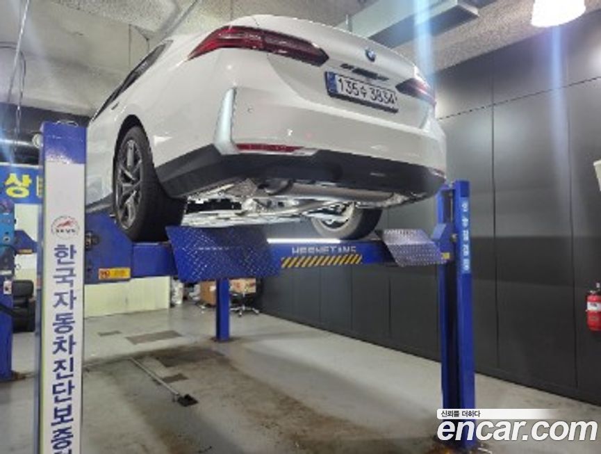 BMW 5-Series 520i, 2024