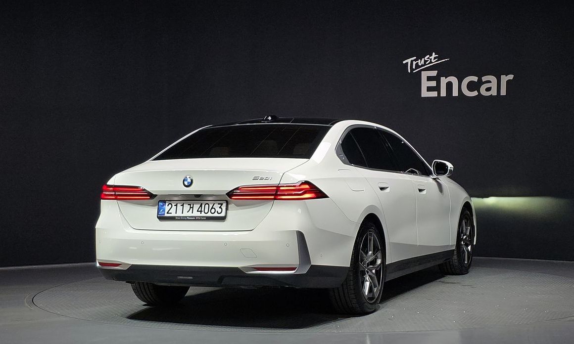 BMW 5-Series 520i, 2025
