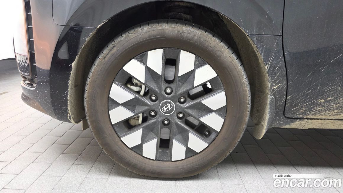 Hyundai Staria 4WD Lounge 9-Seater, 2025