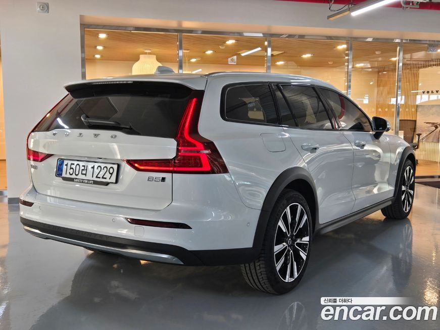 Volvo V60 B5 Ultra AWD, 2025