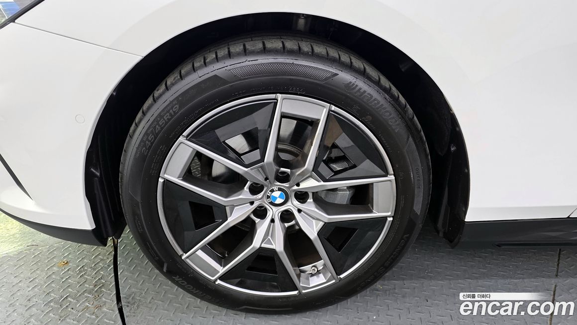 BMW 5-Series 520i, 2025