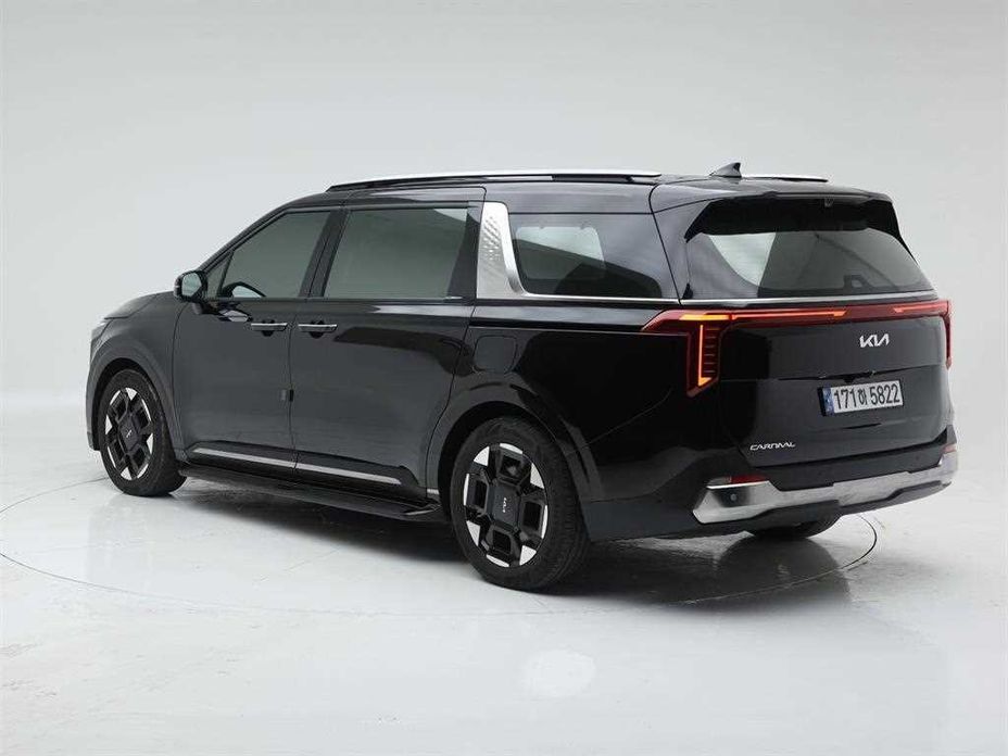 Kia Carnival 9-Seater Signature, 2024