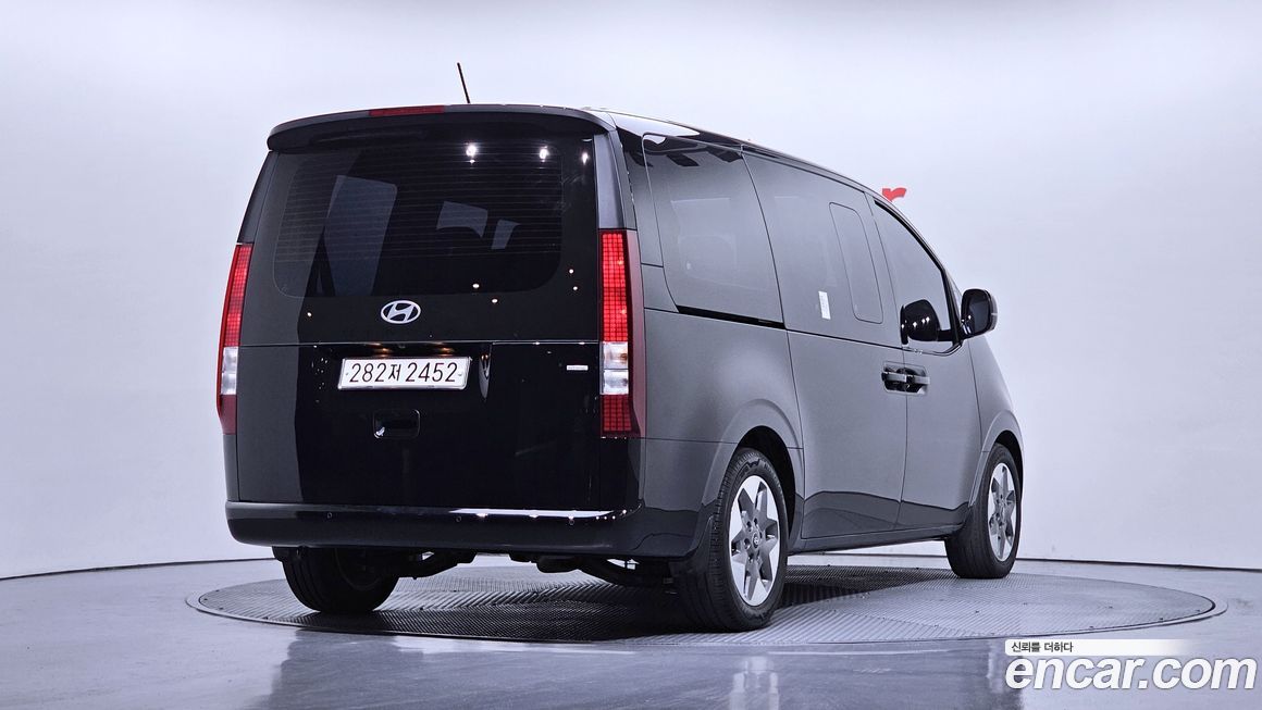 Hyundai Staria 4WD Tourer 9-Seater, 2025