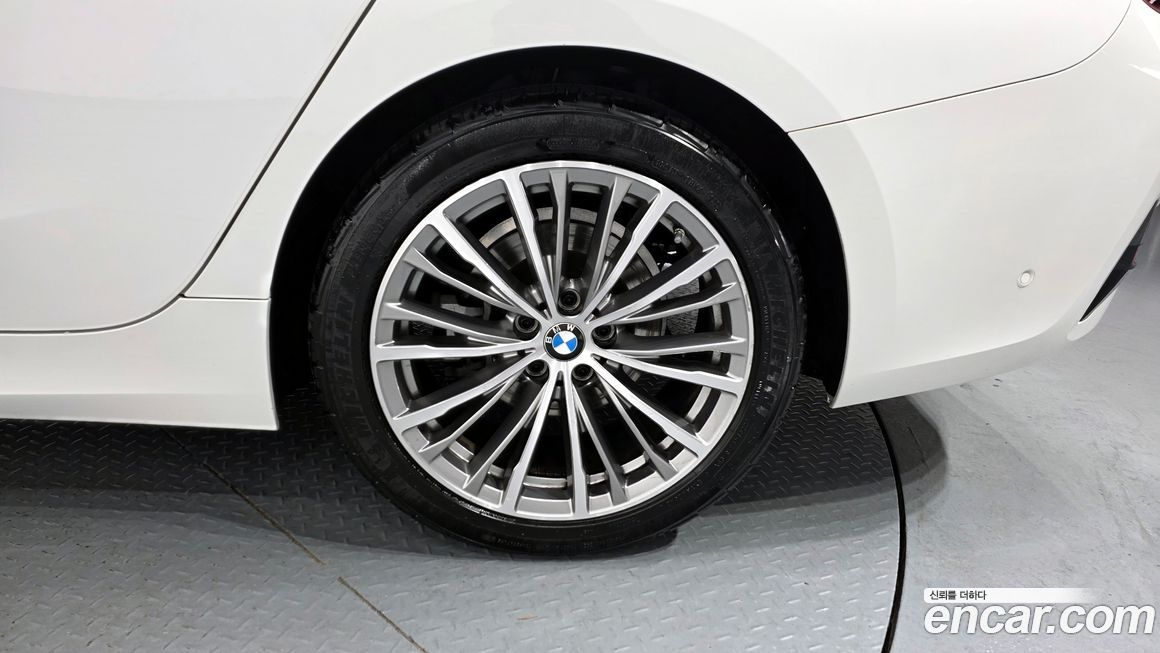 BMW 3-Series 320i Luxury, 2022