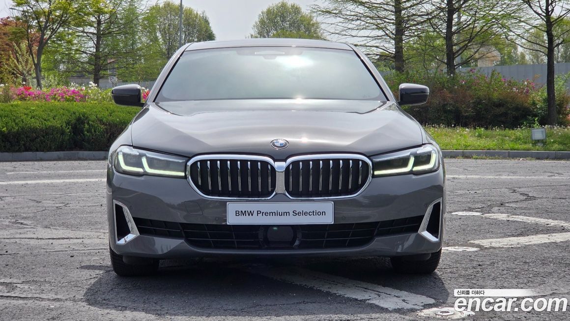 BMW 5-Series 520i Luxury, 2022