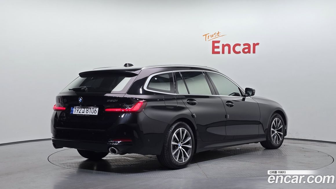 BMW 3-Series 320i Touring, 2023
