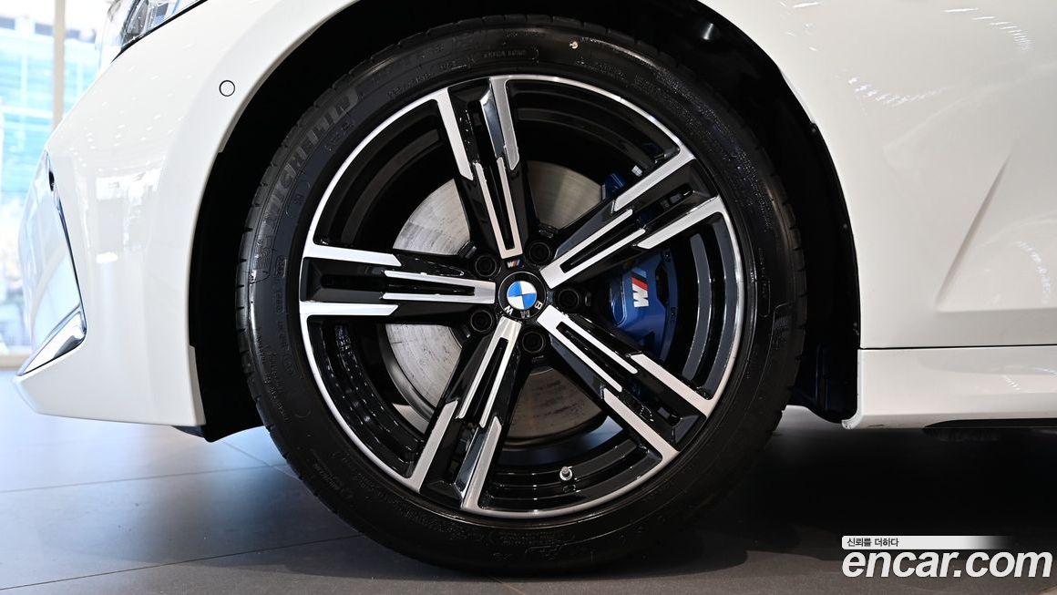 BMW 3-Series 320i Touring M Sports, 2025