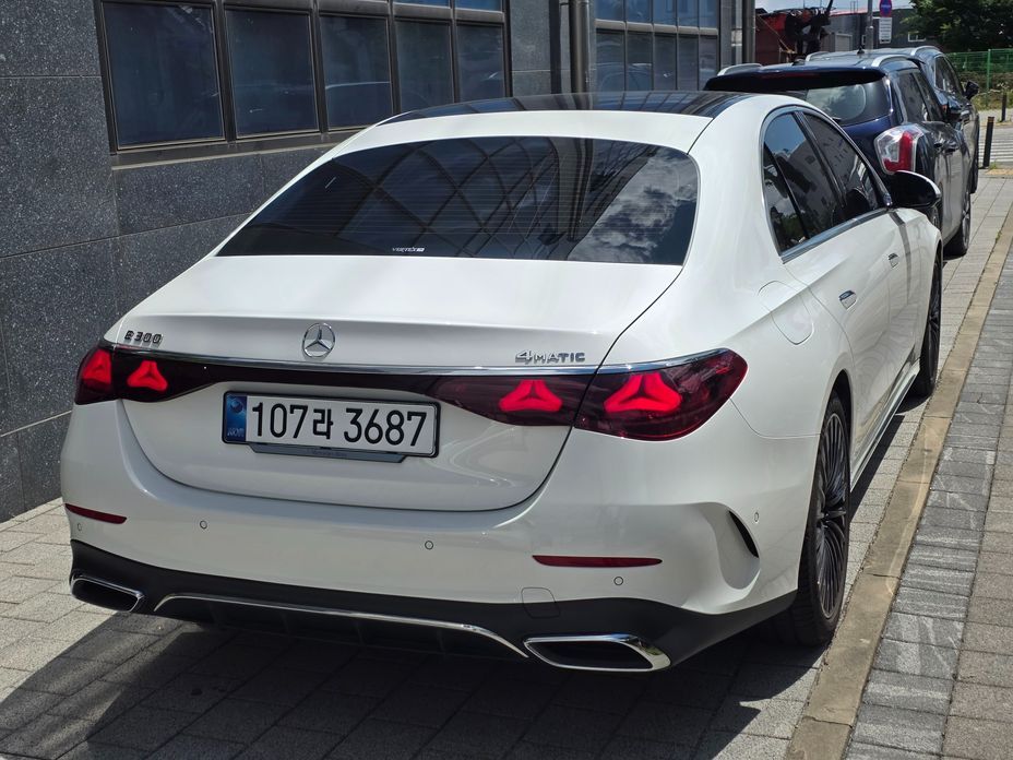 Mercedes-Benz E-Class E300 4MATIC AMG Line, 2025