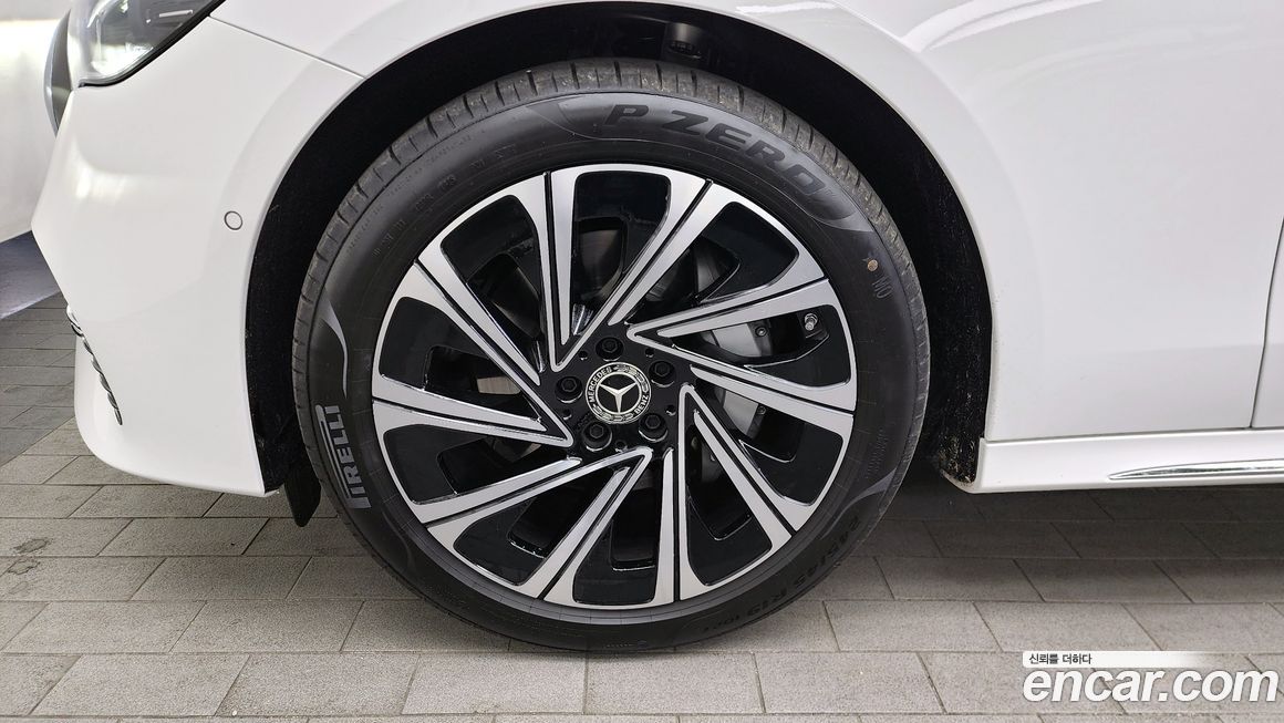 Mercedes-Benz E-Class E300 4MATIC Exclusive, 2026