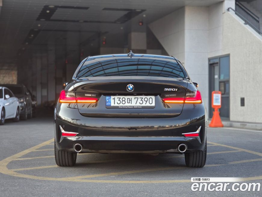 BMW 3-Series 320i Luxury, 2022