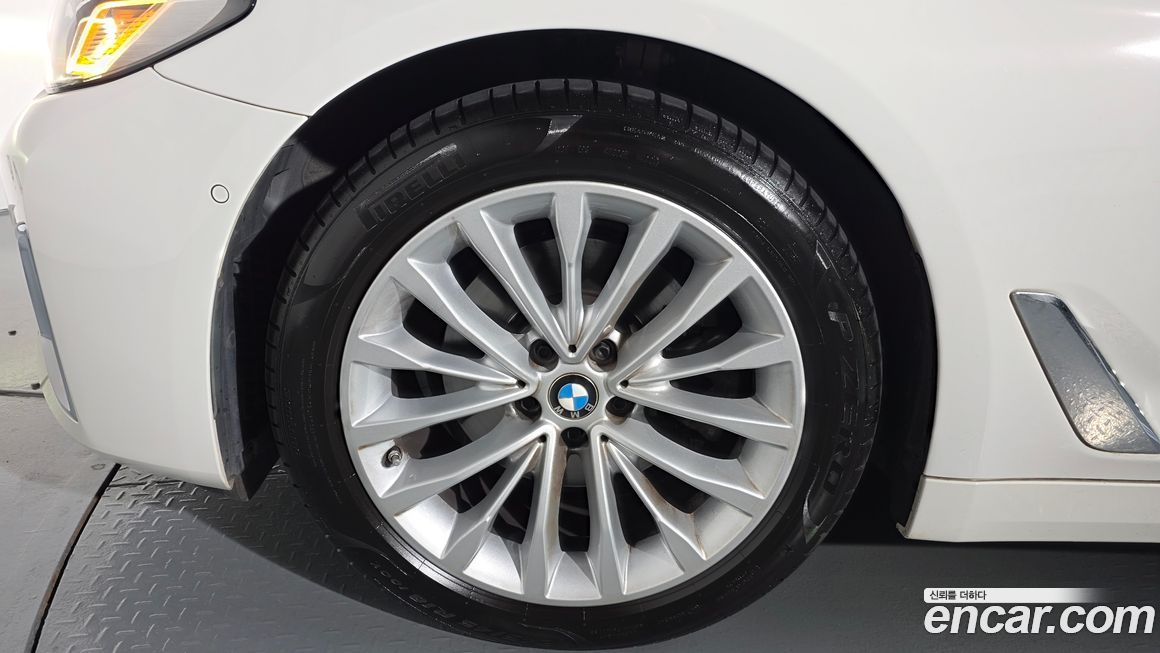 BMW 5-Series 520i Luxury, 2022