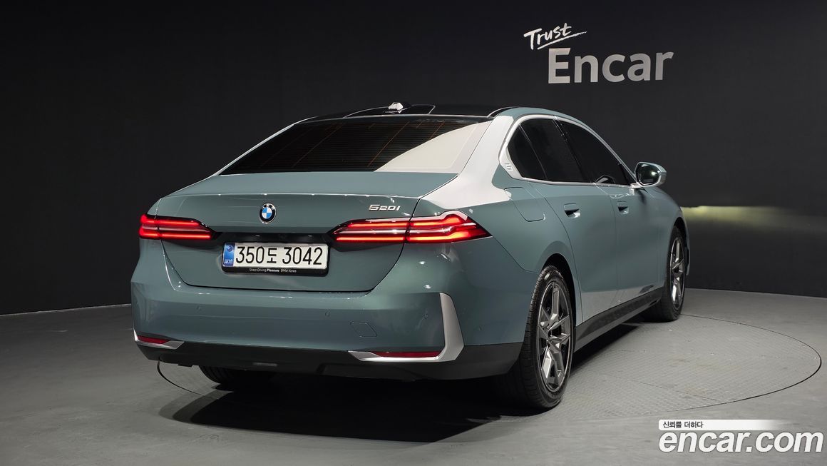 BMW 5-Series 520i, 2025