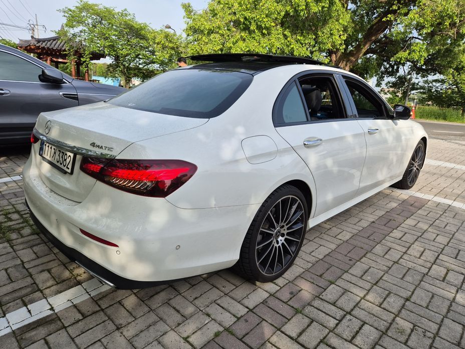 Mercedes-Benz E-Class E350 4MATIC AMG Line, 2023