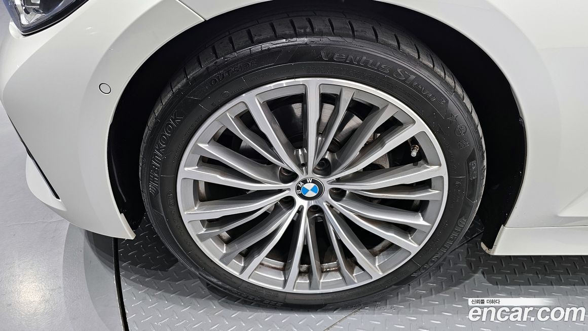 BMW 3-Series 320i Luxury, 2022