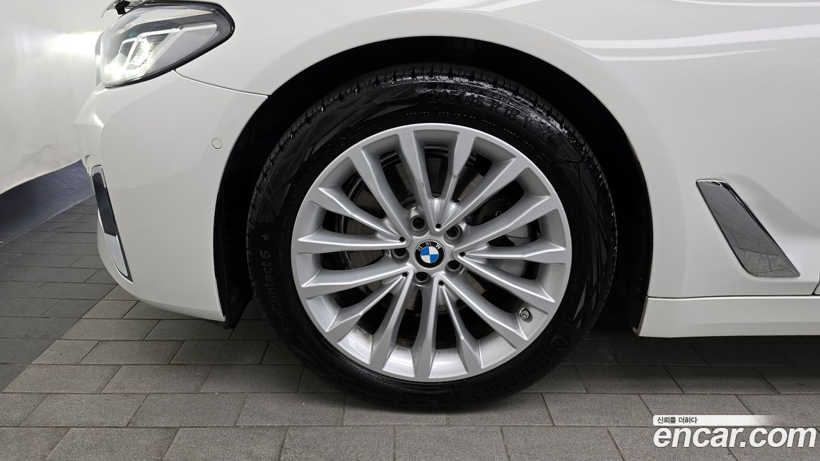 BMW 5-Series 520i Luxury, 2023