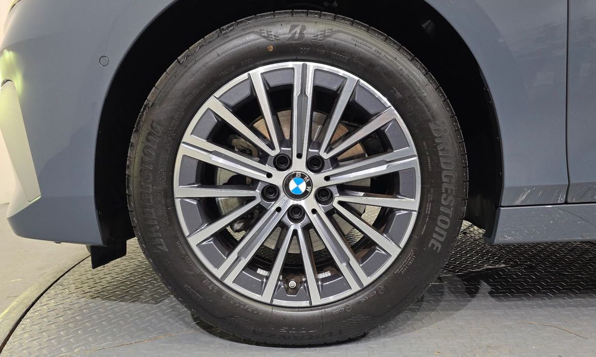 BMW 2-Series 220i Luxury, 2025