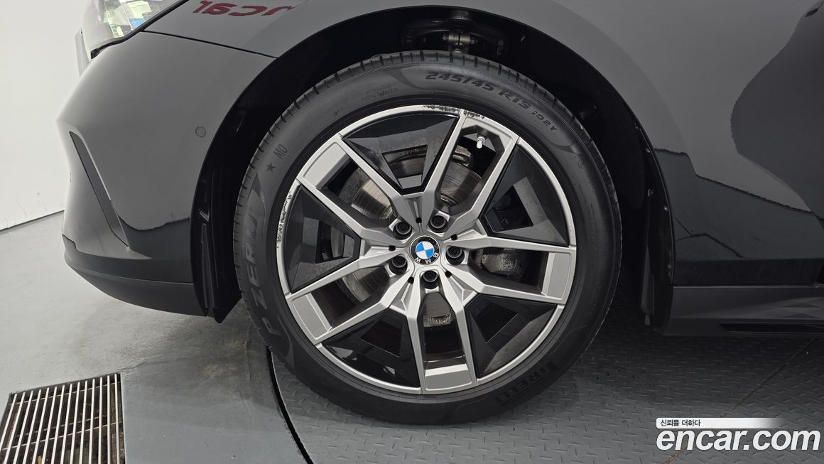 BMW 5-Series 520i, 2024
