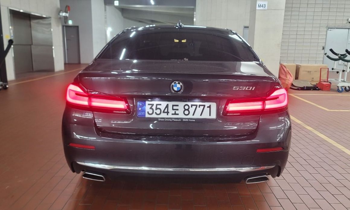 BMW 5-Series 530i Luxury, 2023