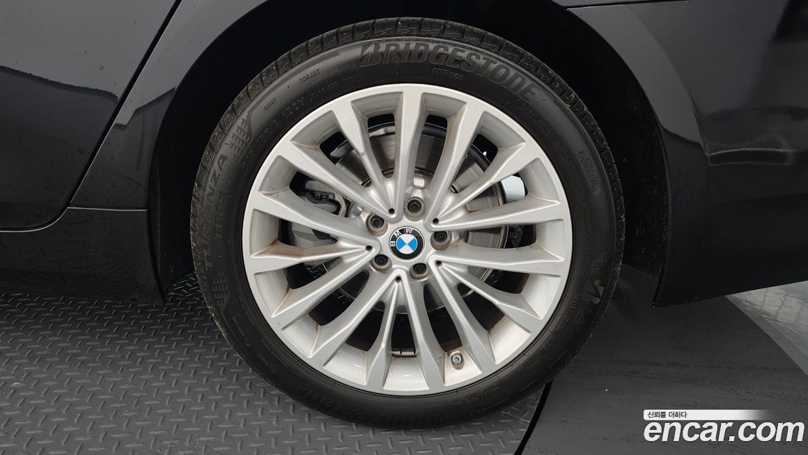 BMW 5-Series 520i Luxury, 2023