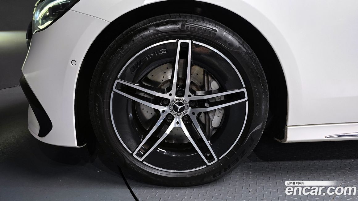 Mercedes-Benz E-Class E300 4MATIC AMG Line, 2024