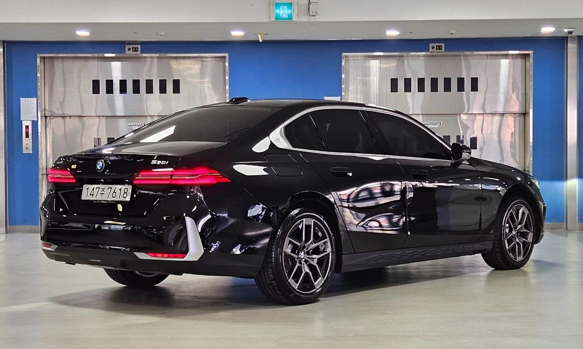 BMW 5-Series 530i xDrive, 2025