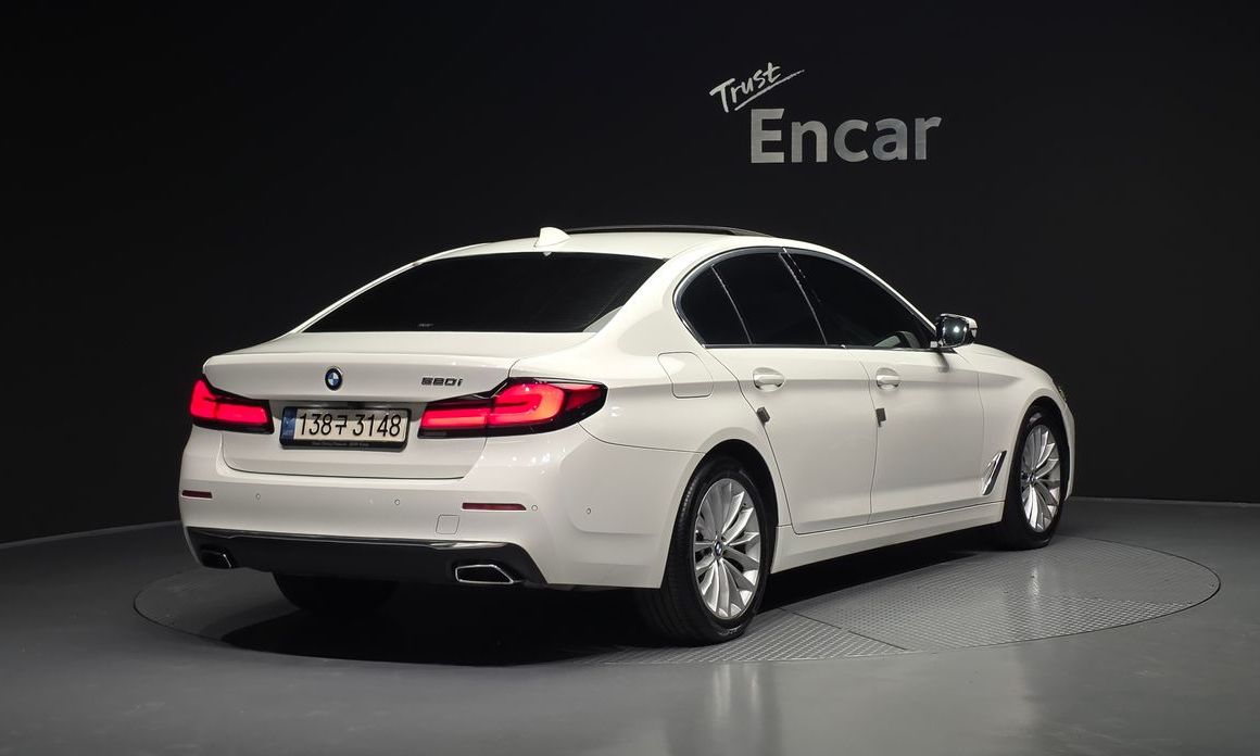 BMW 5-Series 520i Luxury, 2022