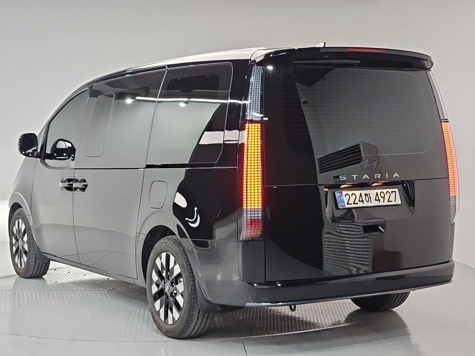 Hyundai Staria 4WD Lounge 7-Seater, 2025
