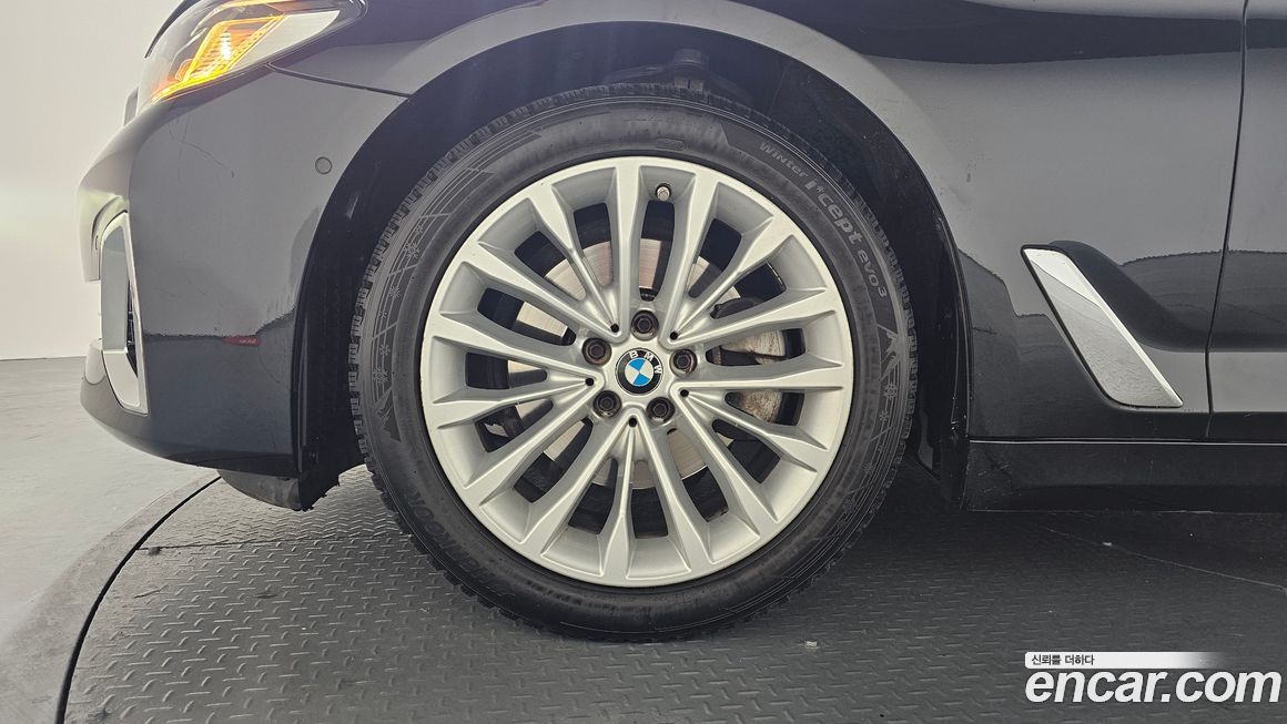 BMW 5-Series 520i Luxury, 2023