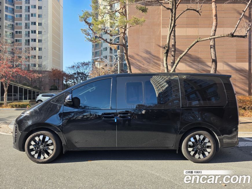 Hyundai Staria 4WD Lounge 9-Seater, 2025