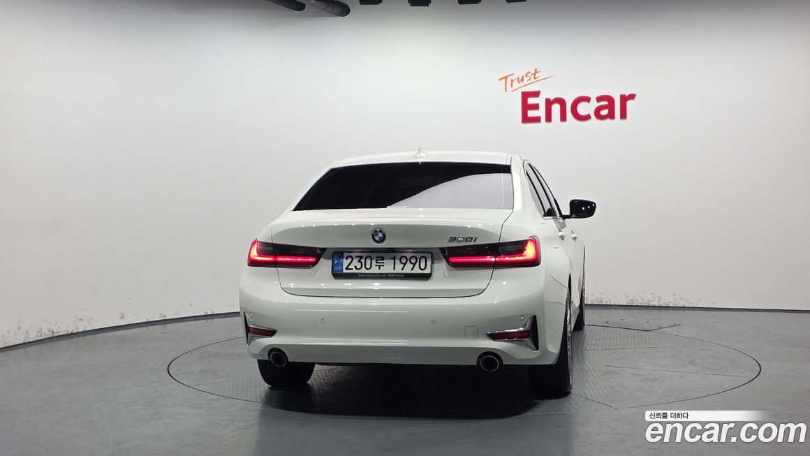 BMW 3-Series 320i Luxury, 2022