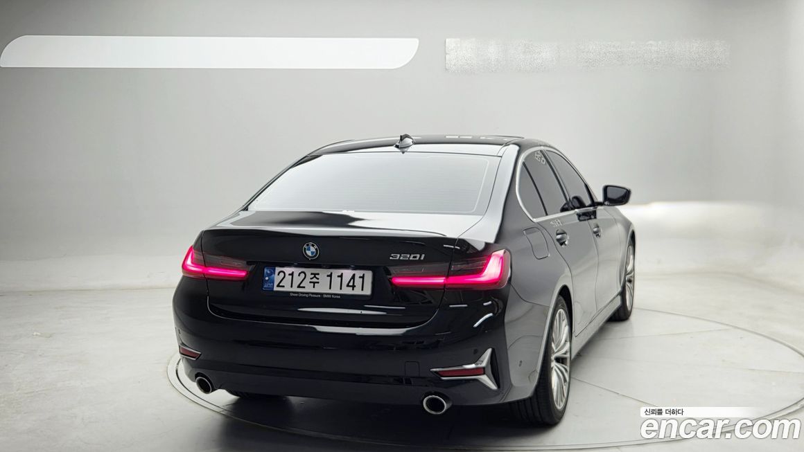 BMW 3-Series 320i Luxury, 2022
