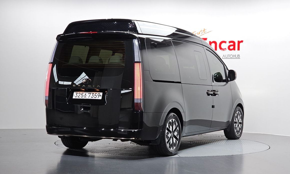 Hyundai Staria 4WD Lounge 7-Seater, 2022