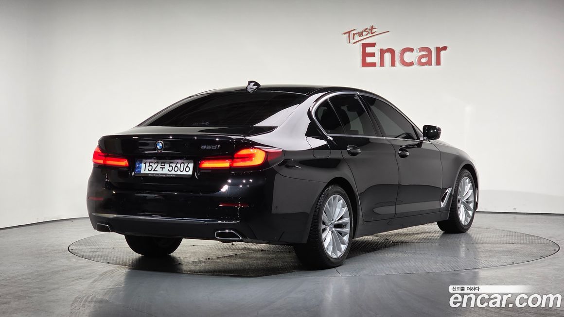 BMW 5-Series 520i Luxury, 2023