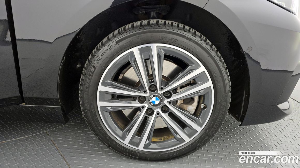 BMW 2-Series 220i Sport, 2023