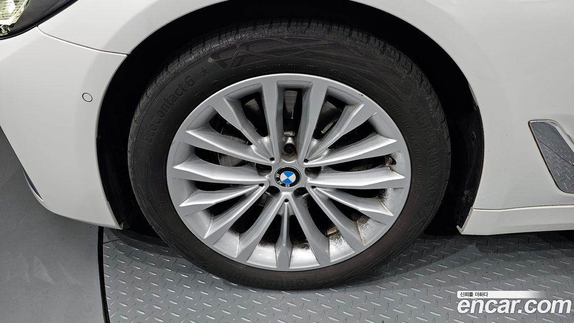 BMW 5-Series 520i Luxury, 2022