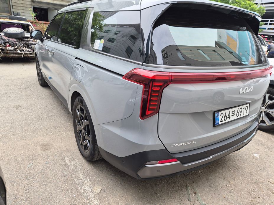 Kia Carnival 9-Seater Gravity, 2025