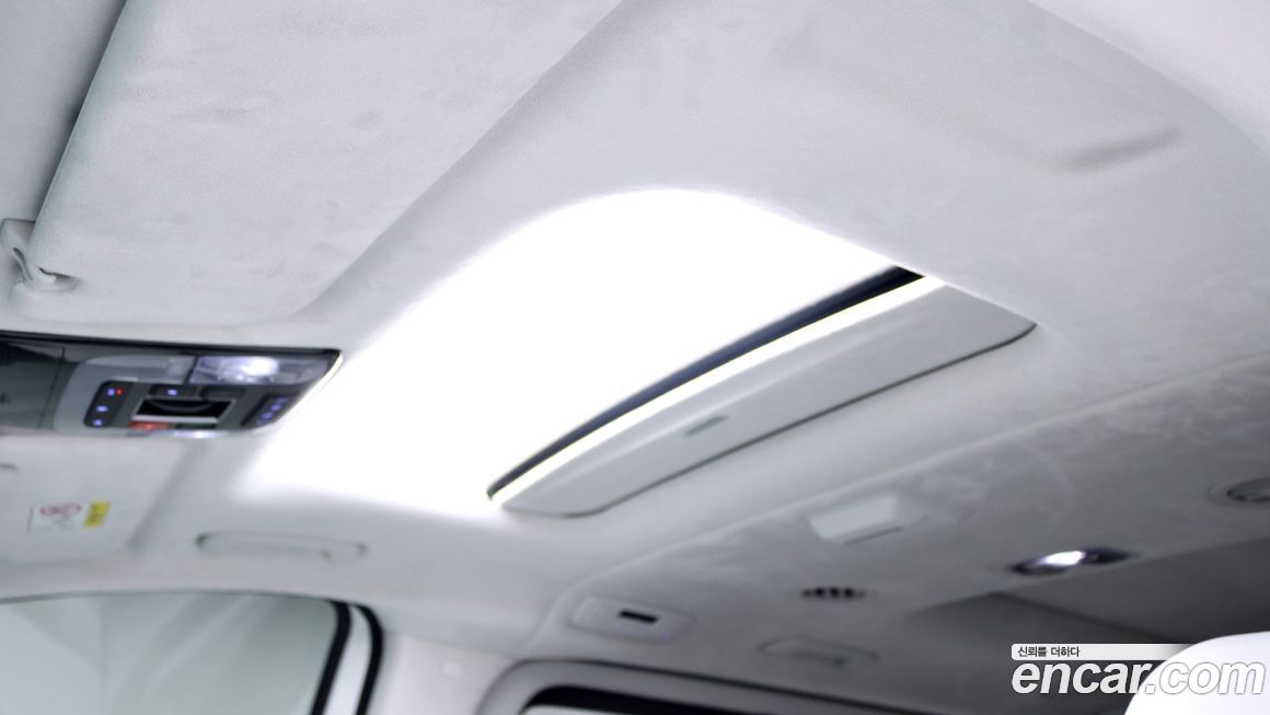 Hyundai Staria 4WD Lounge 7-Seater, 2025