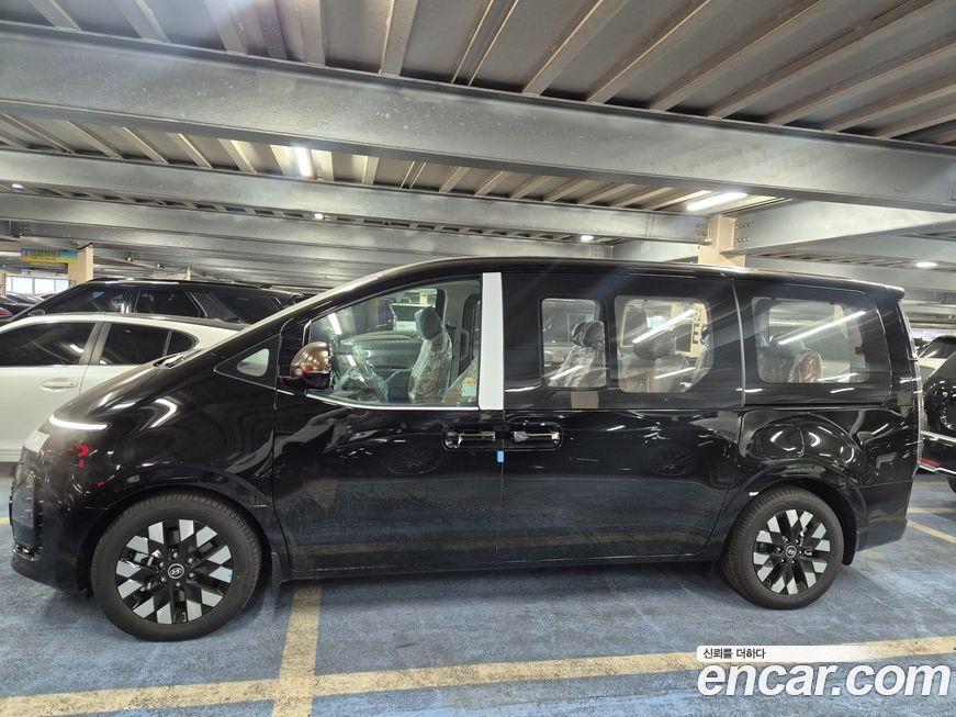 Hyundai Staria 4WD Lounge 7-Seater, 2025
