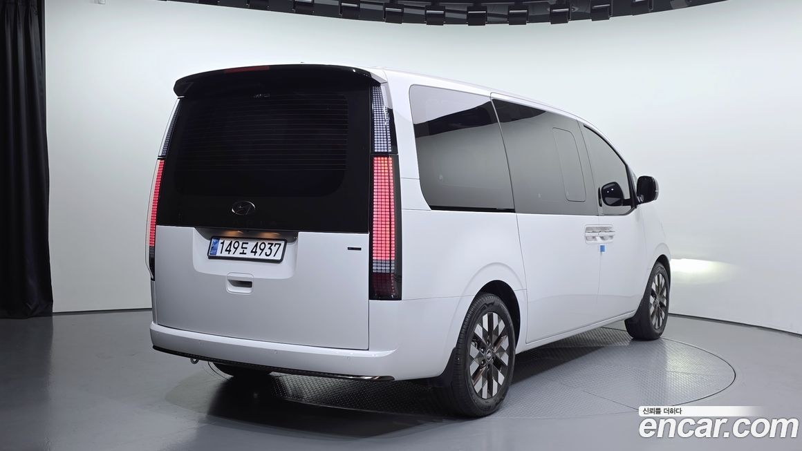 Hyundai Staria 4WD Lounge 7-Seater, 2024