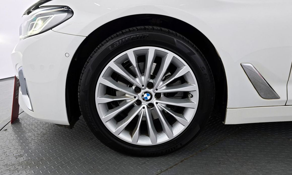 BMW 5-Series 520i Luxury, 2023