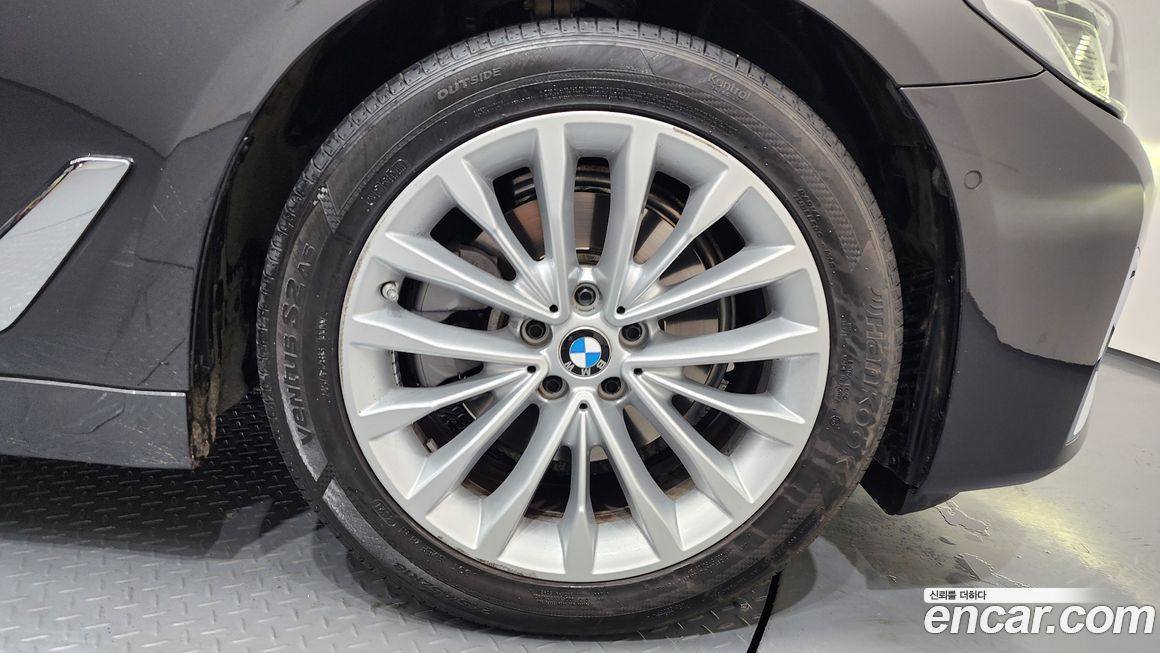 BMW 5-Series 520i Luxury, 2023