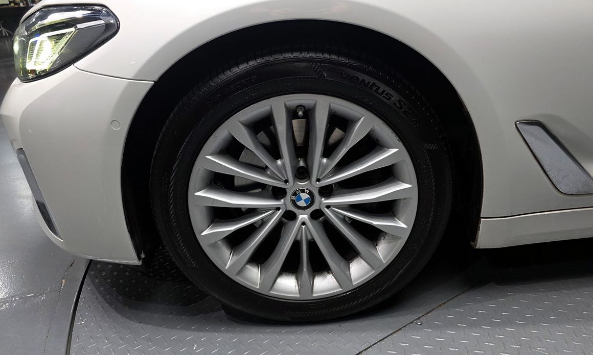 BMW 5-Series 520i Luxury, 2022