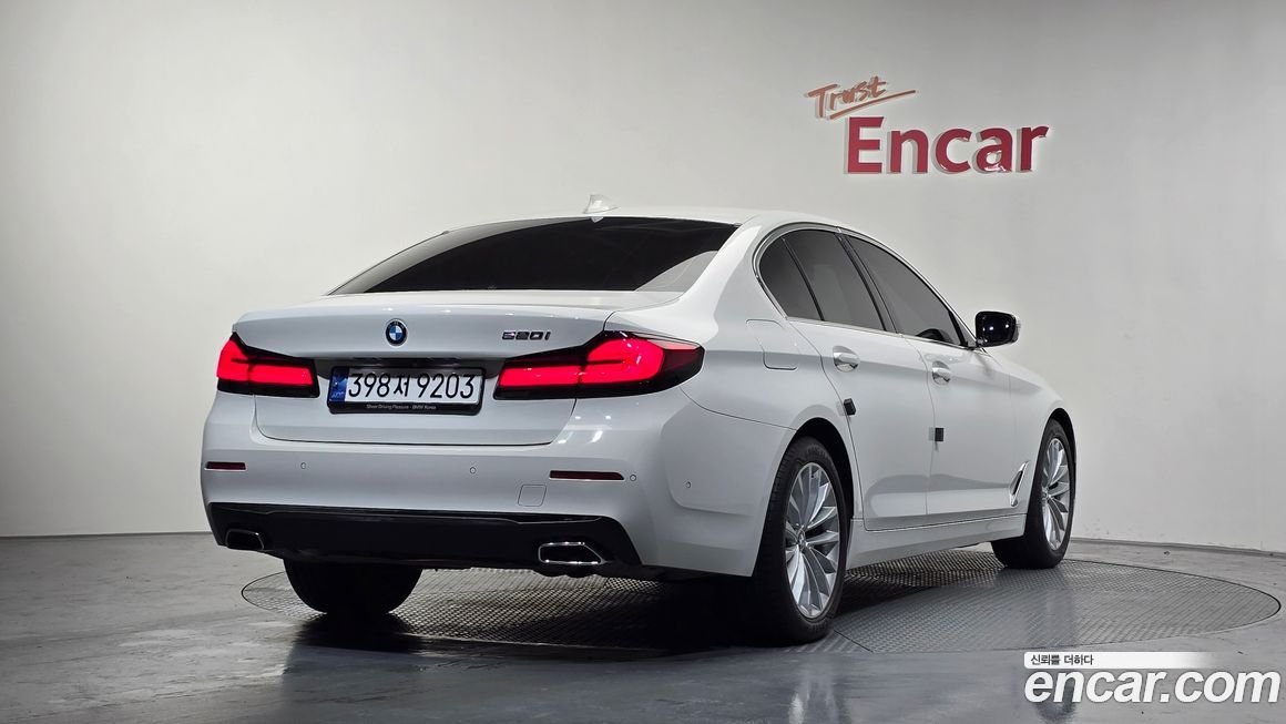 BMW 5-Series 520i Luxury, 2023