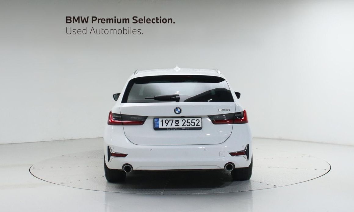 BMW 3-Series 320i Touring Luxury, 2022